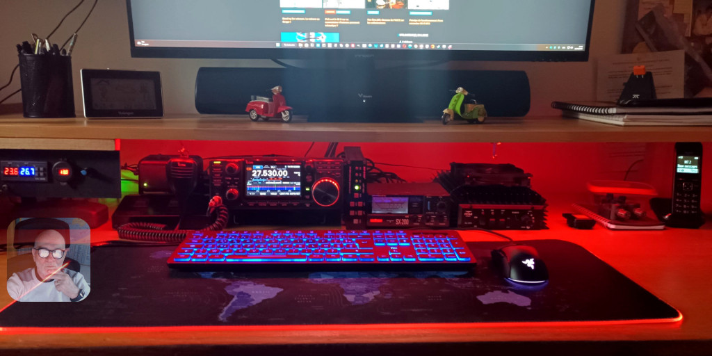 Ma station, dans sa version rangée ! Parce qu’en temps normal, on est clairement plus proche de l’atelier du bricoleur fou que du bureau d'un premier de classe... 😉