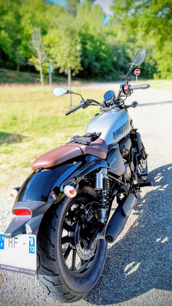 Ma dernière moto, une 125cc, ça change du Tmax... Mais santé oblige, plus trop le choix. Légère, maniable, c'est un veau mais stylé. Franchement ça me suffit pour continuer encore un peu en 2 roues ;)